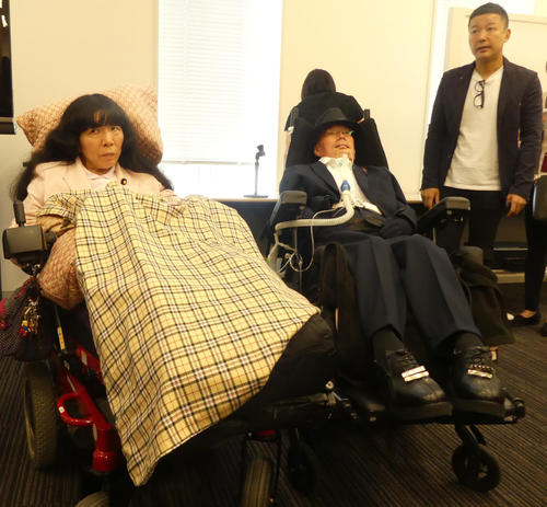 臨時国会閉会後、会見するれいわ新選組の木村英子、舩後靖彦両参院議員、山本太郎代表（左から）