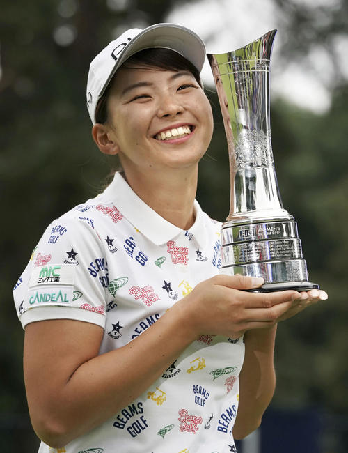 ゴルフのAIG全英女子オープンで優勝し、トロフィーを手に笑顔の渋野日向子（共同）