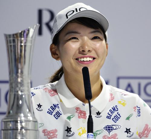 ゴルフのAIG全英女子オープンで優勝し、笑顔で記者会見する渋野日向子（共同）