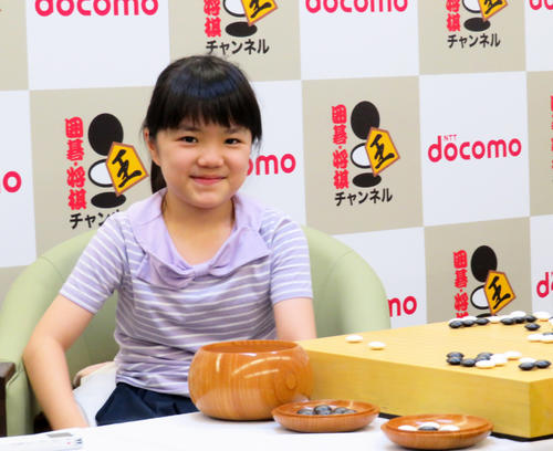 勝利し、本戦進出を決め、笑みを浮かべる仲邑菫初段（撮影・村上幸将）