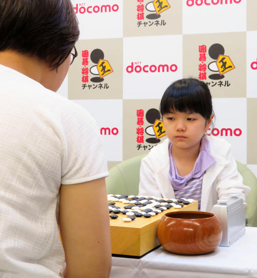 勝利し、静かに感想戦に望む仲邑菫初段（撮影・村上幸将）