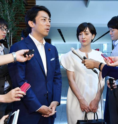安倍首相に結婚すると報告し、取材に応じる自民党の小泉進次郎衆院議員（左）とタレントの滝川クリステル（共同）