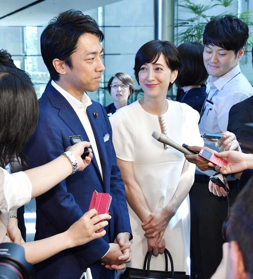 安倍首相に結婚すると報告し、取材に応じる自民党の小泉進次郎衆院議員（左）とタレントの滝川クリステル（共同）