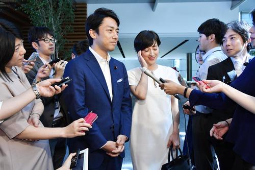 安倍首相に結婚すると報告し、取材に応じる自民党の小泉進次郎衆院議員（左）とタレントの滝川クリステル（共同）