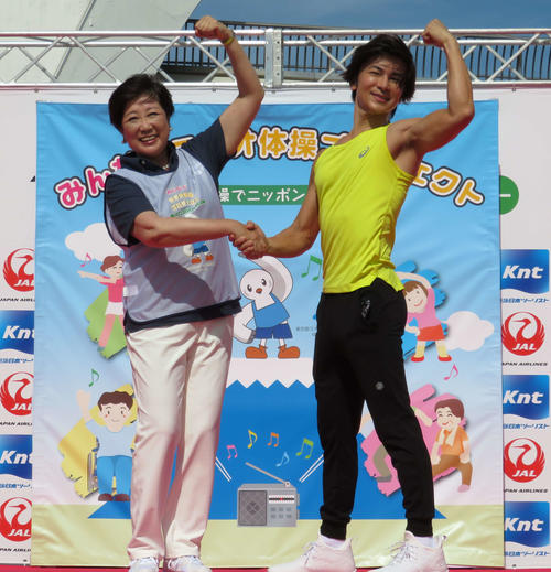 筋肉ポーズを決める小池都知事（左）と武田信治（撮影・佐藤勝亮）