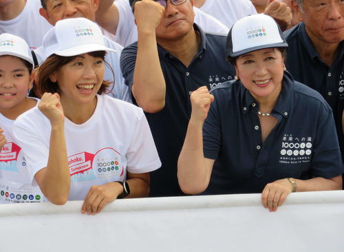 笑顔を見せる小池都知事（右）と高橋尚子さん（撮影・佐藤勝亮）