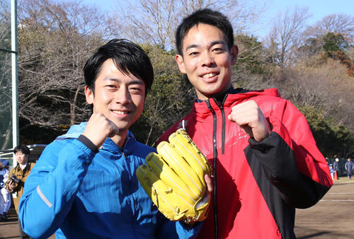 17年12月、西武秋山翔吾とスポーツ交流会で対戦した小泉進次郎氏（左）