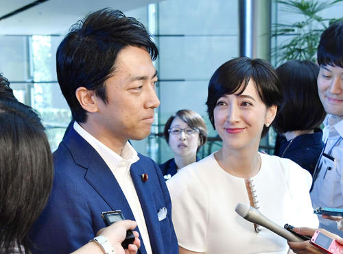 取材に応じる自民党の小泉進次郎衆院議員（左）と滝川クリステル（共同）