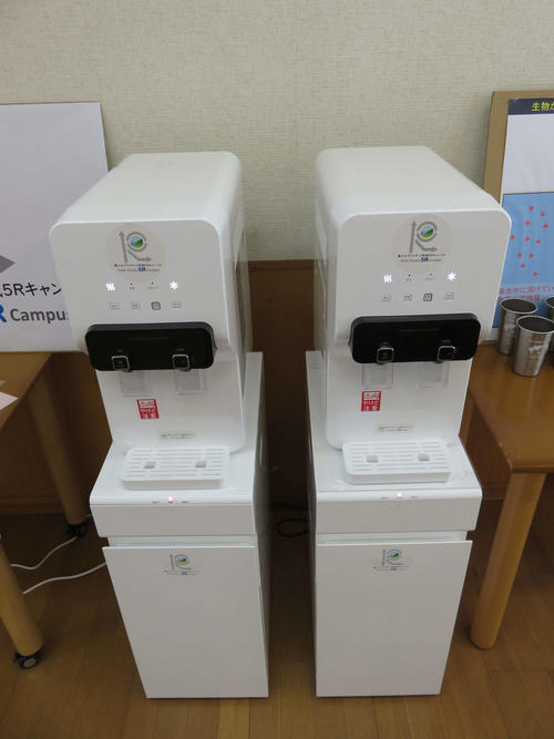 東京農工大ではマイボトルのための給水器を設置。生協ではマイバックや置きバックも推進する。