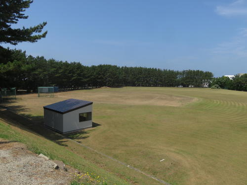 グラウンドは共用ではなく、野球部専用だ。三塁側には2つのブルペンがある。右翼後方には岩木山を望む