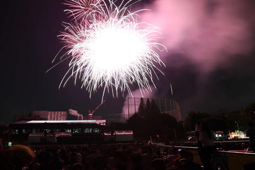 2018神宮外苑花火大会　神宮球場に美しく舞い上がる花火（2018年8月11日撮影）