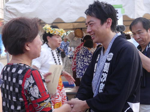 地元の夏祭り会場で、滝川クリステルとの結婚を祝福され、笑顔で応じる小泉進次郎氏（撮影・中山知子）