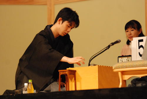 初手を指す藤井聡太七段（撮影・松浦隆司）
