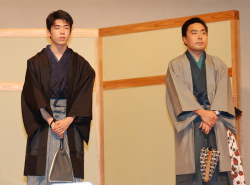 和装で公開対局に挑んだ藤井聡太七段（左）、三浦弘行九段（撮影・松浦隆司）