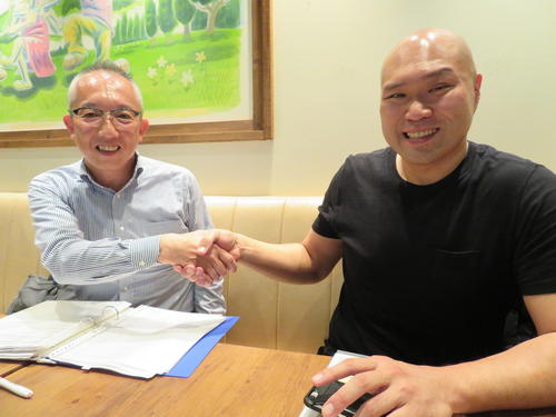 骨髄バンクのさらなる周知、普及を誓い、握手する小島勝日本骨髄バンク広報渉外部長（左）とノブ・ハヤシ（撮影・村上幸将）