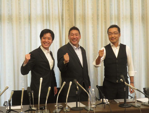 NHKをぶっ壊す！　とアピールしたNHKから国民を守る党の立花孝志党首（中央）、上杉隆幹事長（右）と丸山穂高衆院議員（撮影・大上悟）