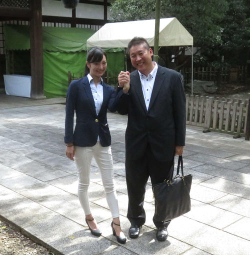 NHKから国民を守る党の立花孝志参院議員（右）が52歳の誕生日に靖国神社を交際相手と参拝した（撮影・大上悟）