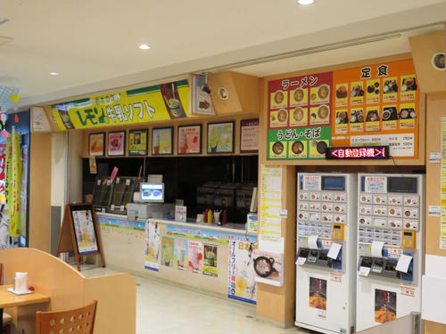 14日、営業休止中の佐野SAフードコート