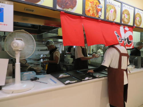 東北道・佐野サービスエリアで提供を再開した佐野ラーメンの店舗（撮影・村上幸将）