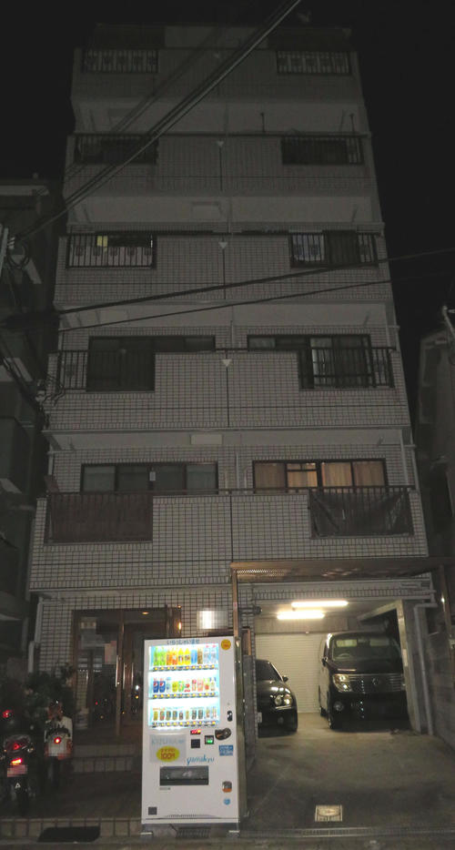 指名手配中の宮崎容疑者の自宅マンション（写真は一部加工）（撮影・佐藤勝亮）