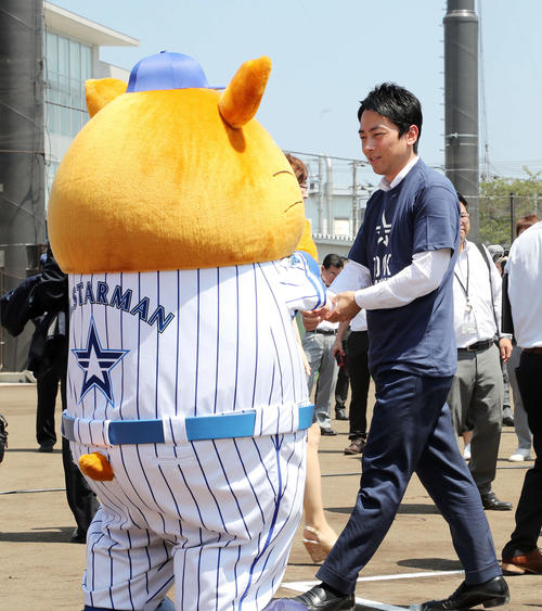 B・Bスターマンと握手する小泉進次郎衆議院議員（撮影・鈴木正人）