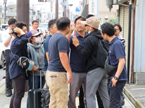 大阪市内で身柄を確保される前、捜査関係者ともめる宮崎文夫容疑者（撮影・佐藤勝亮）