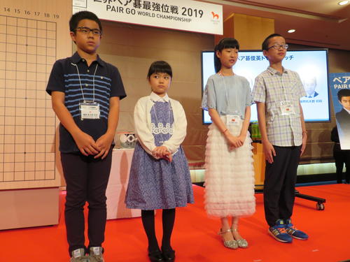 ペア碁俊英ドリームマッチ対戦前に顔合わせした、左から福岡航太朗初段、仲邑菫初段、呉依銘初段、胡子豪初段（撮影・村上幸将）