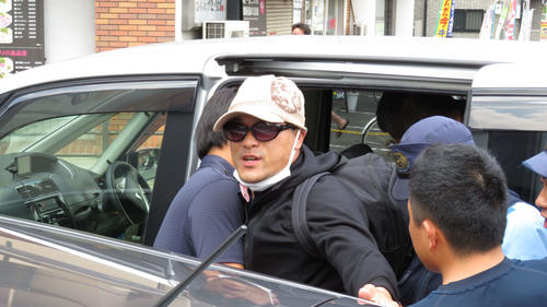 抵抗しながら捜査員に車で連行される宮崎文夫容疑者（撮影・佐藤勝亮）