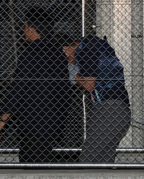 取手署に移送される宮崎文夫容疑者（撮影・狩俣裕三）