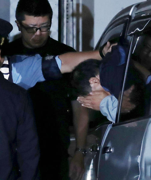取手署に移送される宮崎文夫容疑者（撮影・狩俣裕三）