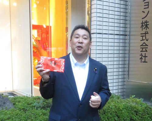 N国の立花孝志参院議員がTOKYO　MX本社前で「崎陽軒」のシウマイを手に反論演説を行った（撮影・大上悟）