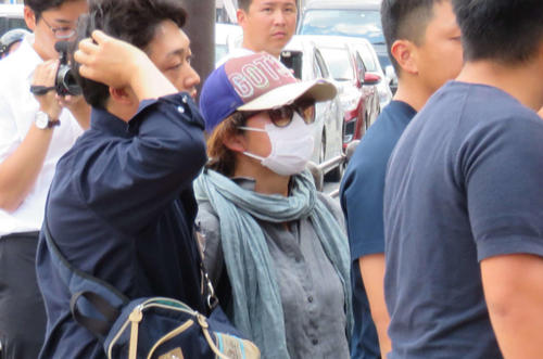 喜本奈津子容疑者（中央）