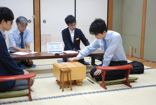 初手を指す藤井聡太七段（右）（撮影・松浦隆司）