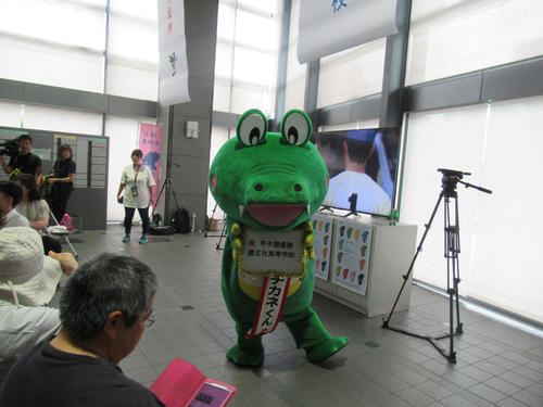 豊中市役所で行われたパブリックビューイングで、市のキャラクター「マチカネくん」は履正社の優勝を祝う（撮影・星名希実）