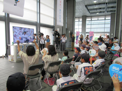 豊中市役所で行われたパブリックビューイングで、履正社・井上の3ランに喜ぶ観客（撮影・星名希実）