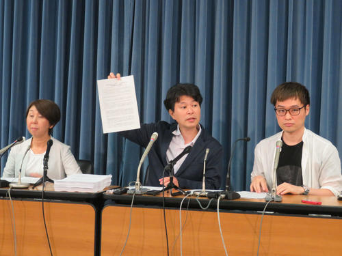 文部科学省に署名を提出した“ブラック校則”をなくそう！　プロジェクトの、左から渡辺由美子氏、須永祐慈氏、荻上チキ氏（撮影・村上幸将）