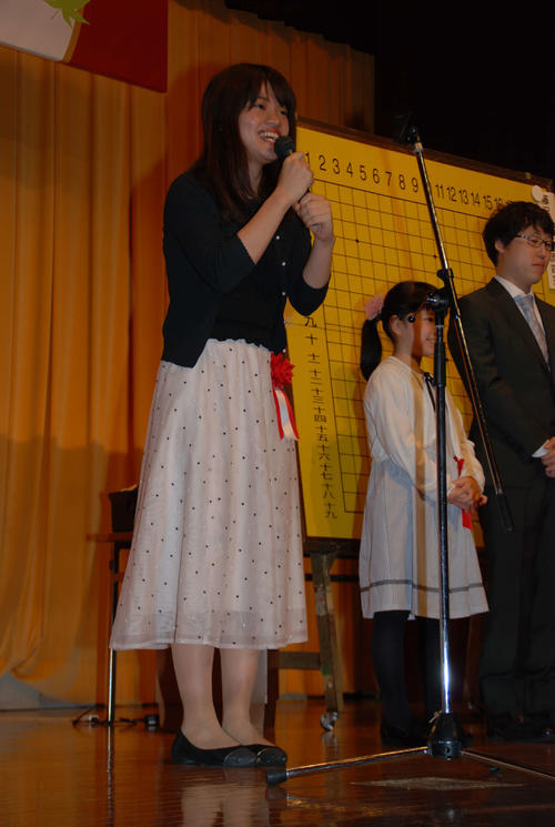 記念公開対局前に壇上で意気込みを語る藤沢里菜4冠（撮影・松浦隆司）