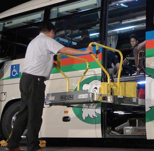 東京2020大会で使用する大型バスの、車いす用乗車口（撮影・青山麻美）