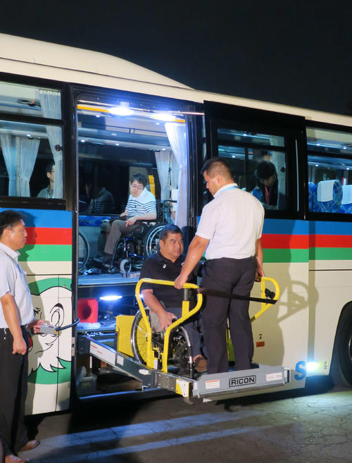 東京五輪開会式を想定したバス輸送テストで、アクセシブル対応バスから車いすで降りる元セーリングパラリンピアンの須藤正和さん