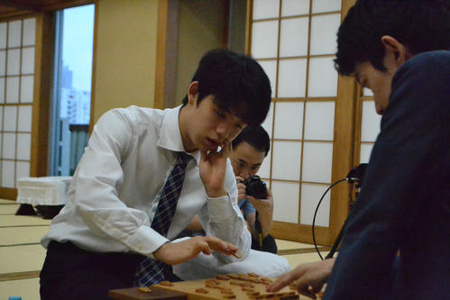 王将戦で中村太地七段を下して初の挑戦者決定リーグ入りへあと1勝とした藤井聡太七段（左）