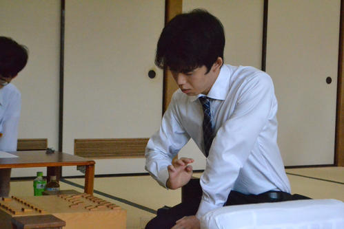 第69期大阪王将杯王将戦2次予選2回戦の中村太地七段戦で、先手7六歩と初手を指した藤井聡太七段