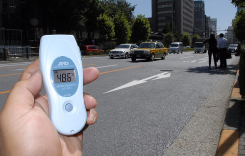 遮熱舗装の午後2時ごろの路面温度は48・6度を示した（2015年8月6日）