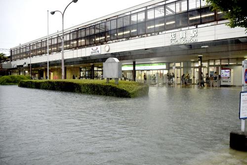 大雨の影響で冠水したJR佐賀駅前（共同）