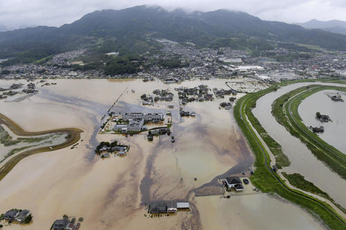 大雨で浸水した佐賀県武雄市（共同）