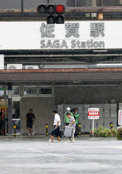 大雨で冠水したJR佐賀駅前（共同）