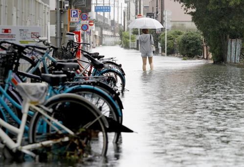 冠水した佐賀市の道路（共同）