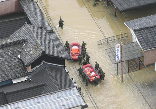 大雨で浸水した佐賀県武雄市で、ボートを使い救出に向かう自衛隊員（共同）
