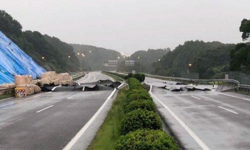 のり面と路面が変形した長崎自動車道（西日本高速道路提供＝共同）