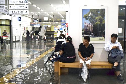 大雨の影響で浸水したJR佐賀駅の構内（共同）