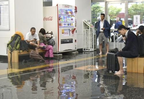大雨の影響で浸水したJR佐賀駅の構内（共同）